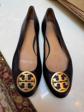 Tory Burch gold logo black leather flats size 9 excellent
